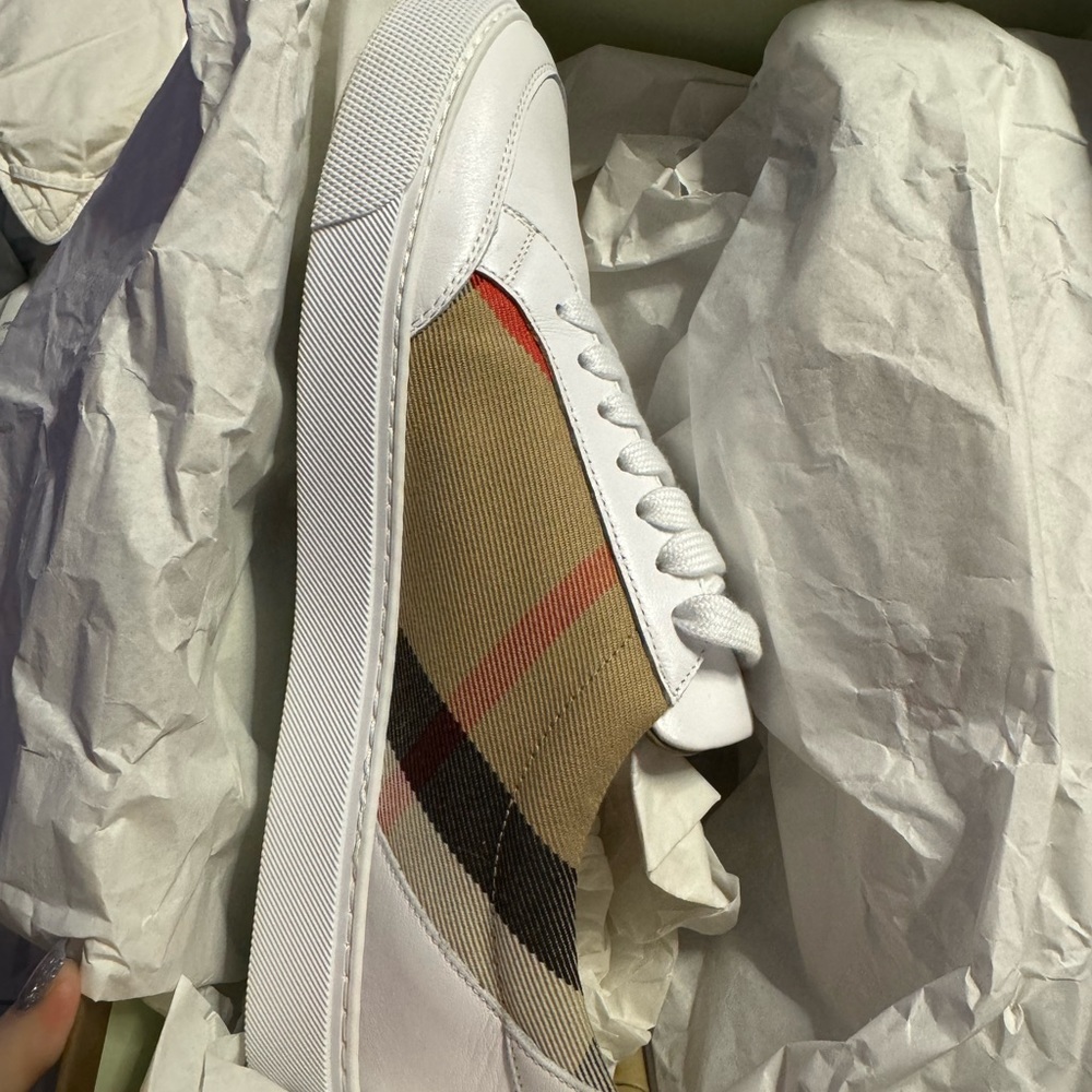 BURBERRY SNEAKERS size 9.5